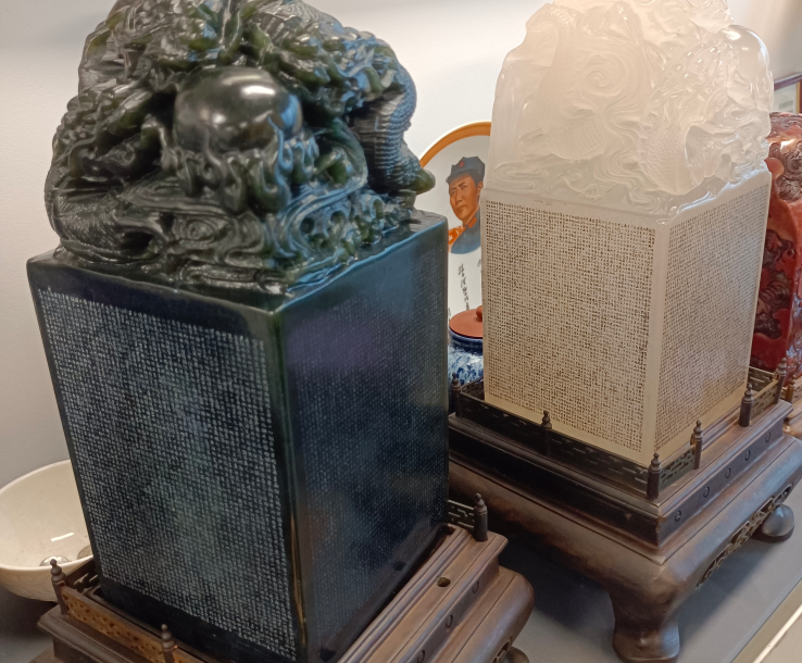 大幅毛笔书法作品,黑色墨汁在白色宣纸上,传统装裱,展厅照明