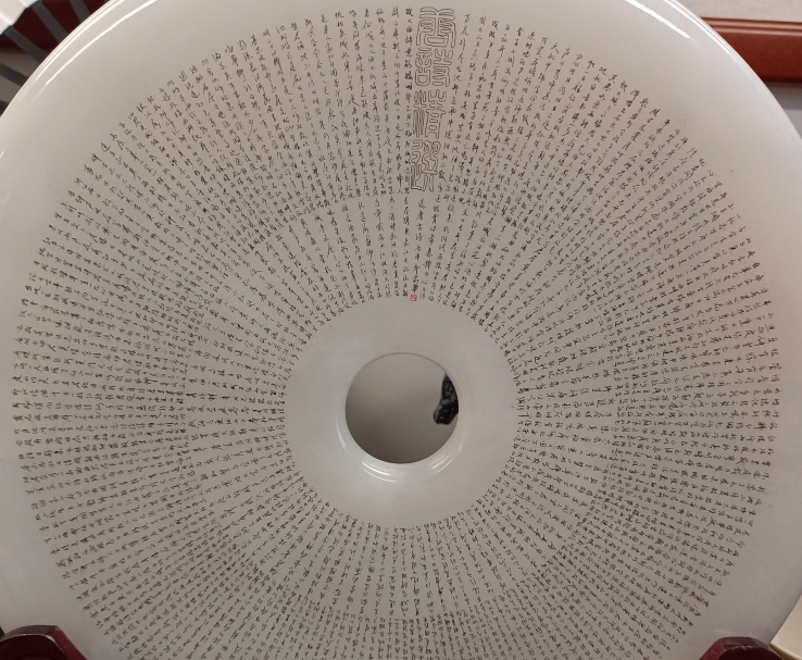 大幅毛笔书法作品,行书风格,流畅笔触,展厅环境