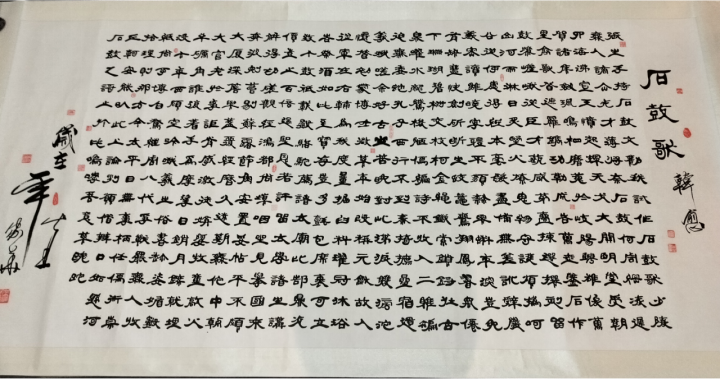 大幅毛笔书法作品,隶书风格,古朴典雅,展厅环境