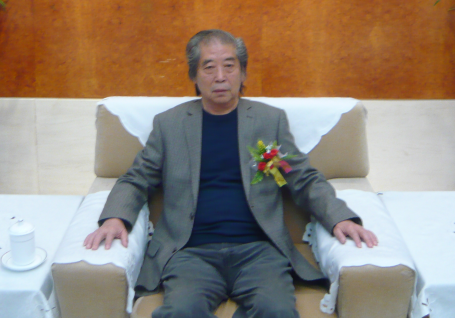 六十岁左右男性艺术家肖像,穿深色中式服装,白色背景,自然光线